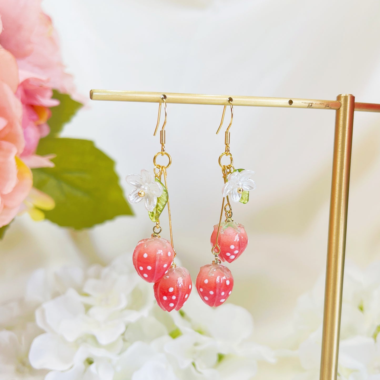E193 red strawberry daisy flower dangle earrings