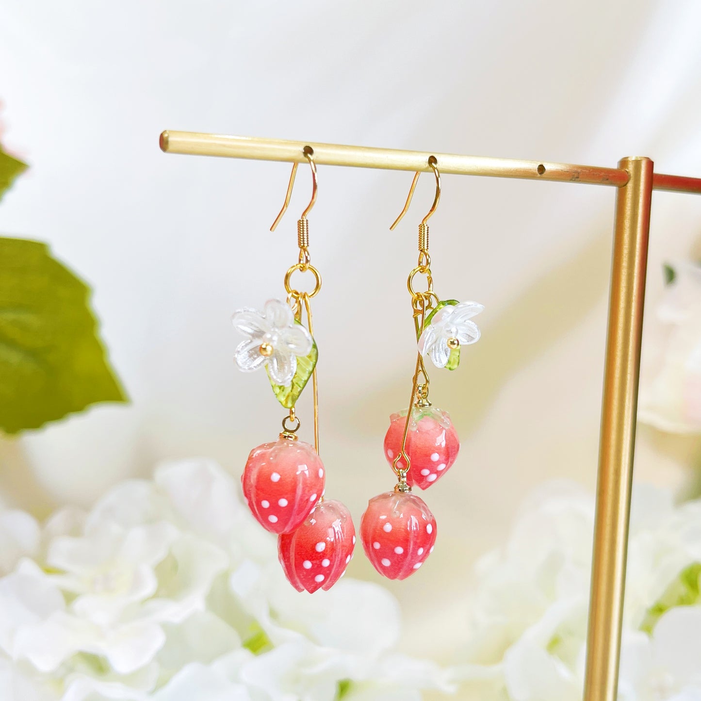 E193 red strawberry daisy flower dangle earrings