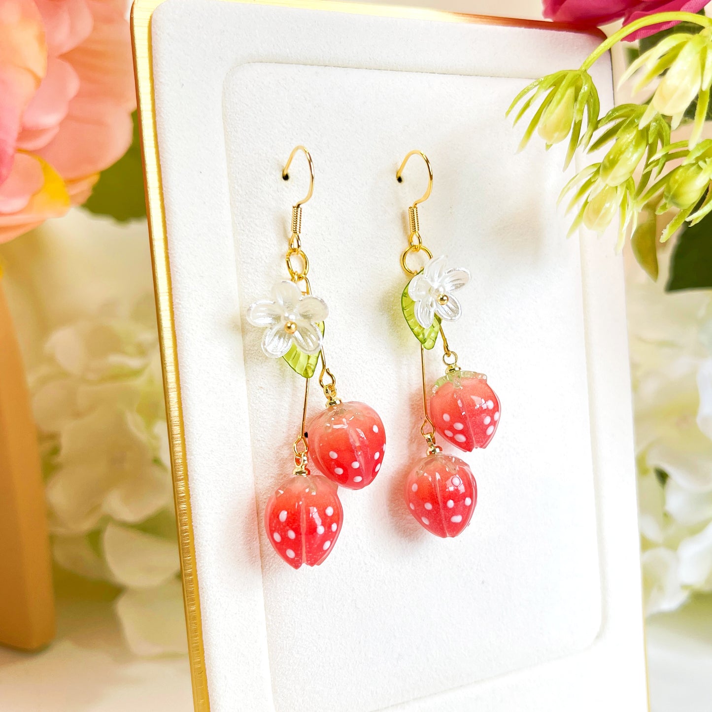 E193 red strawberry daisy flower dangle earrings