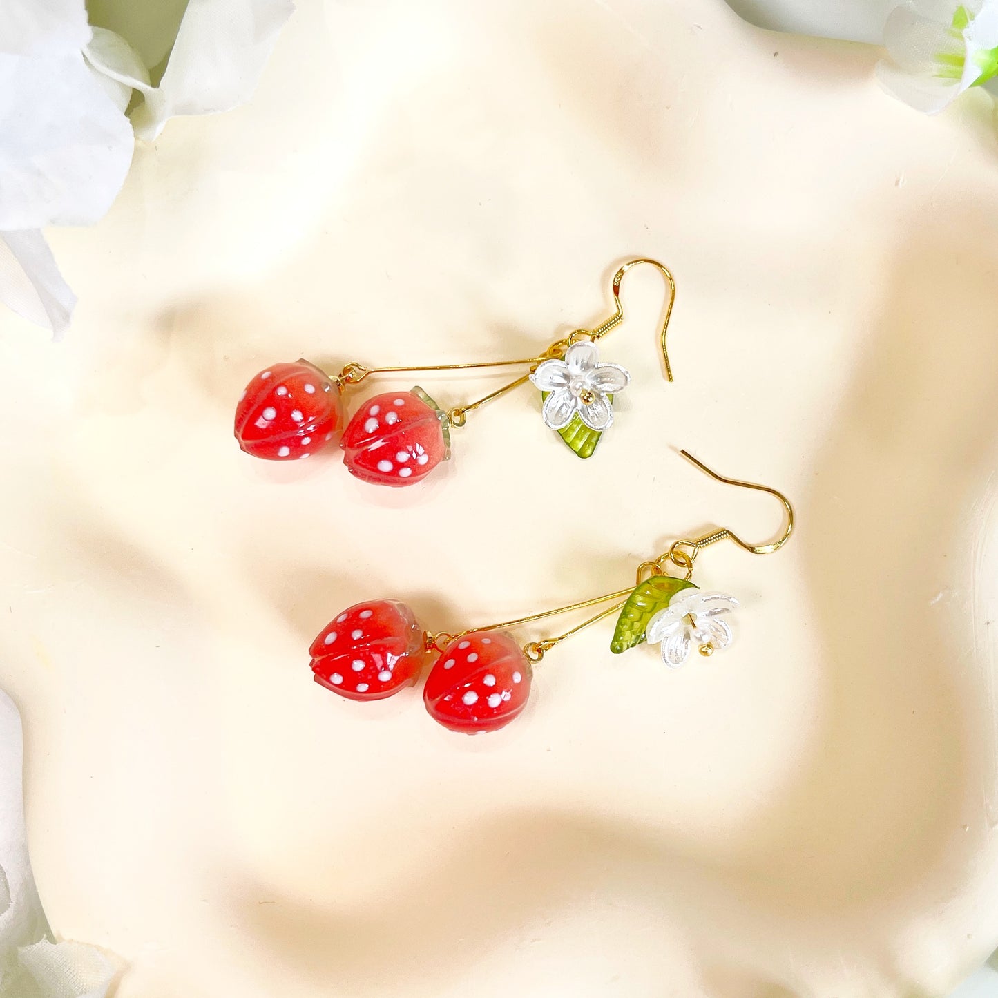 E193 red strawberry daisy flower dangle earrings