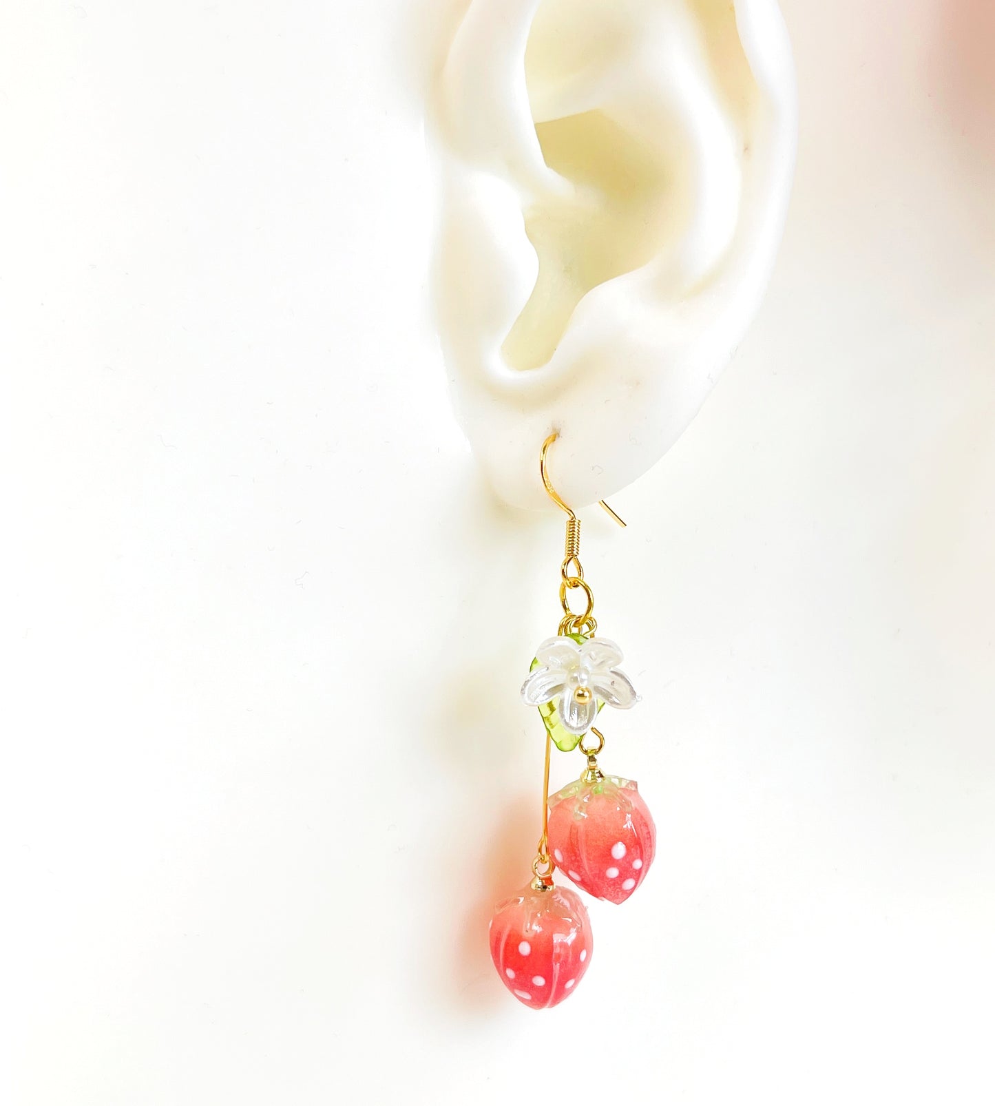 E193 red strawberry daisy flower dangle earrings