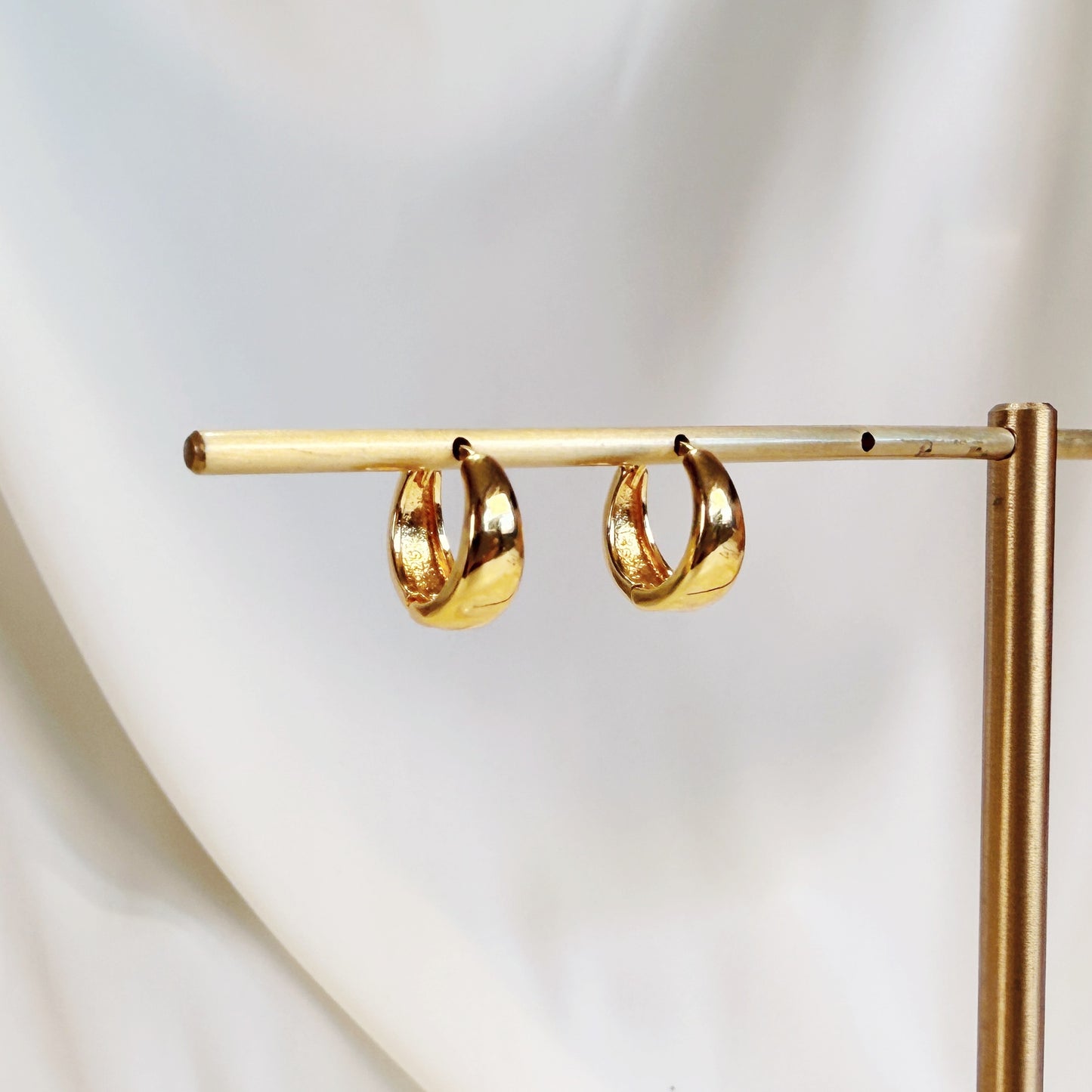 E177 gold thick chunky huggie hoop earrings