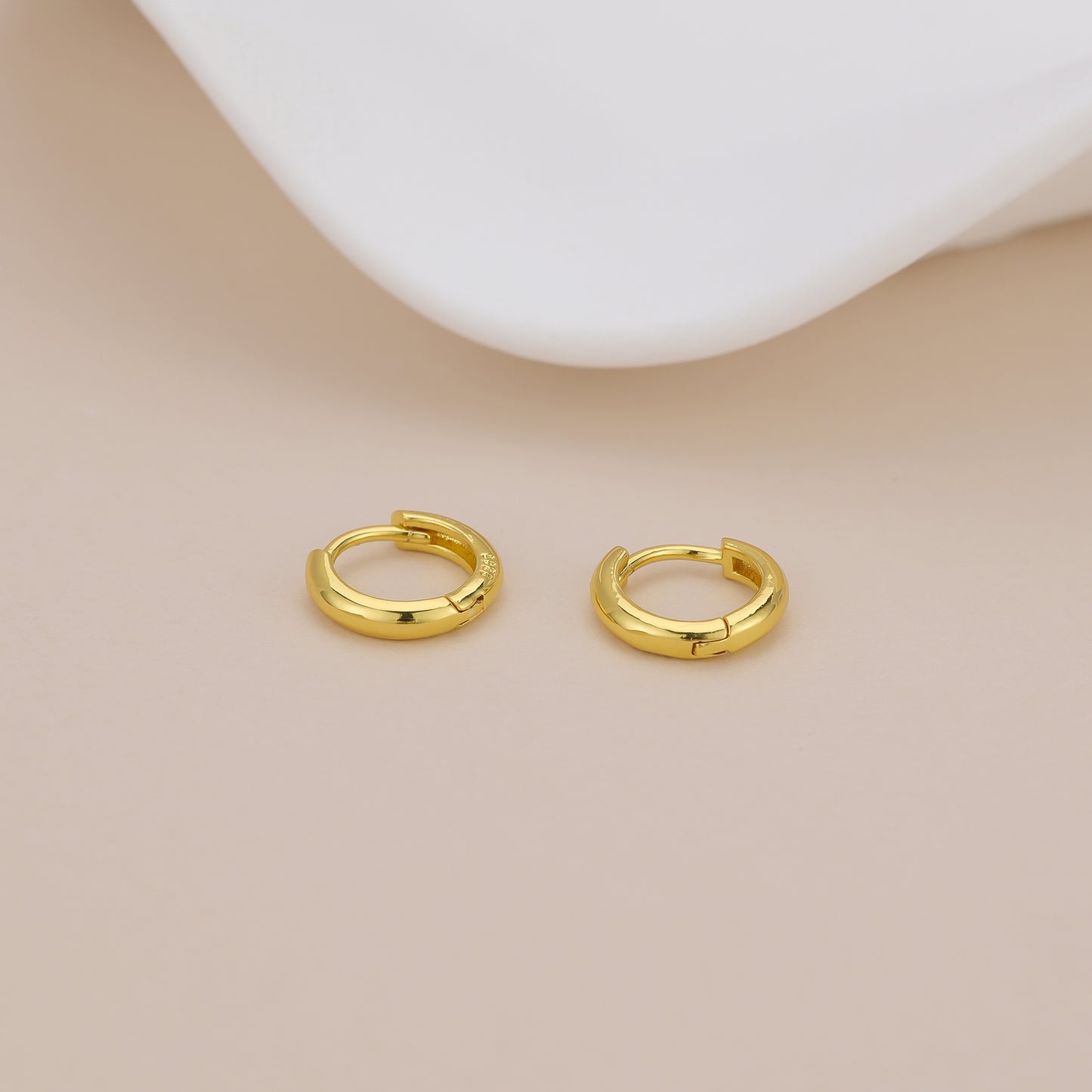 E167 dainty plain huggie hoop earrings