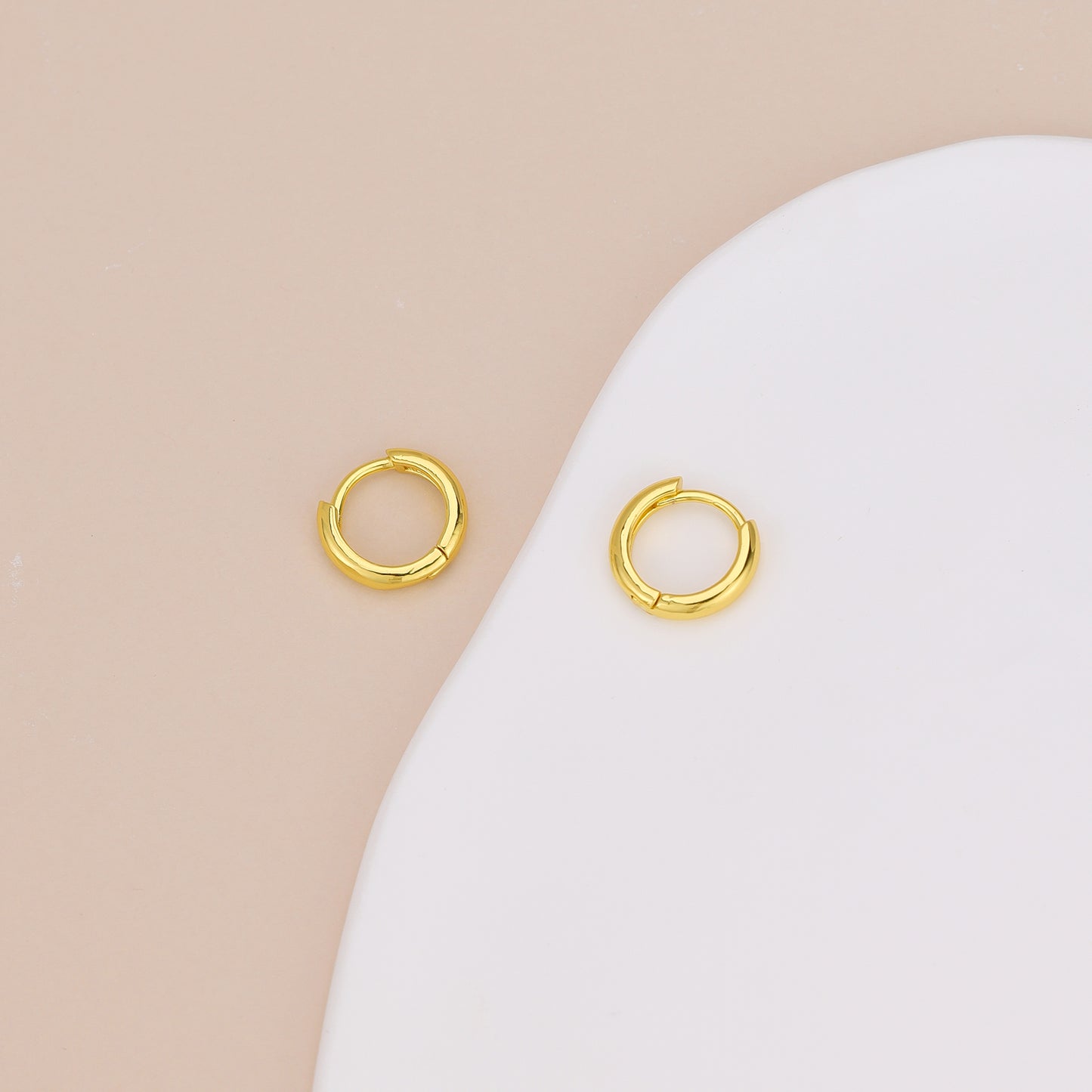 E167 dainty plain huggie hoop earrings