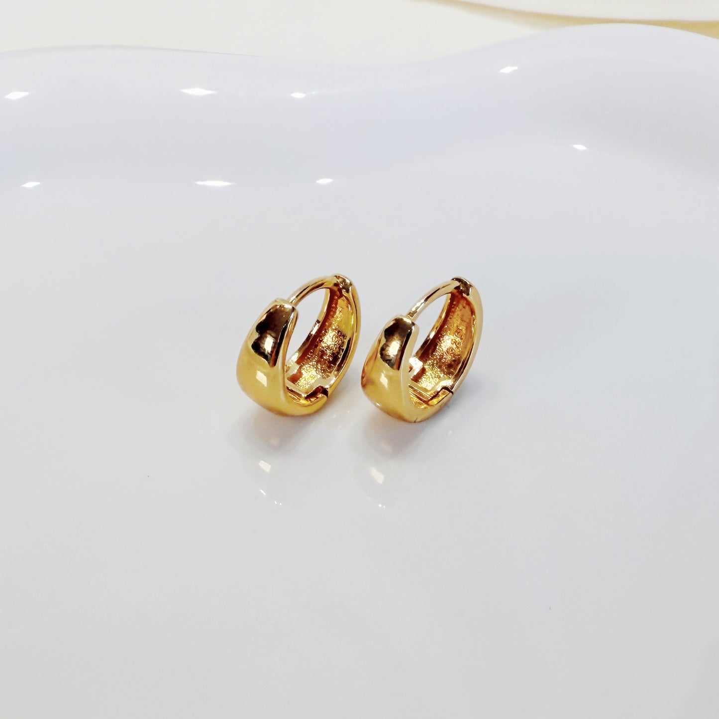 E177 gold thick chunky huggie hoop earrings