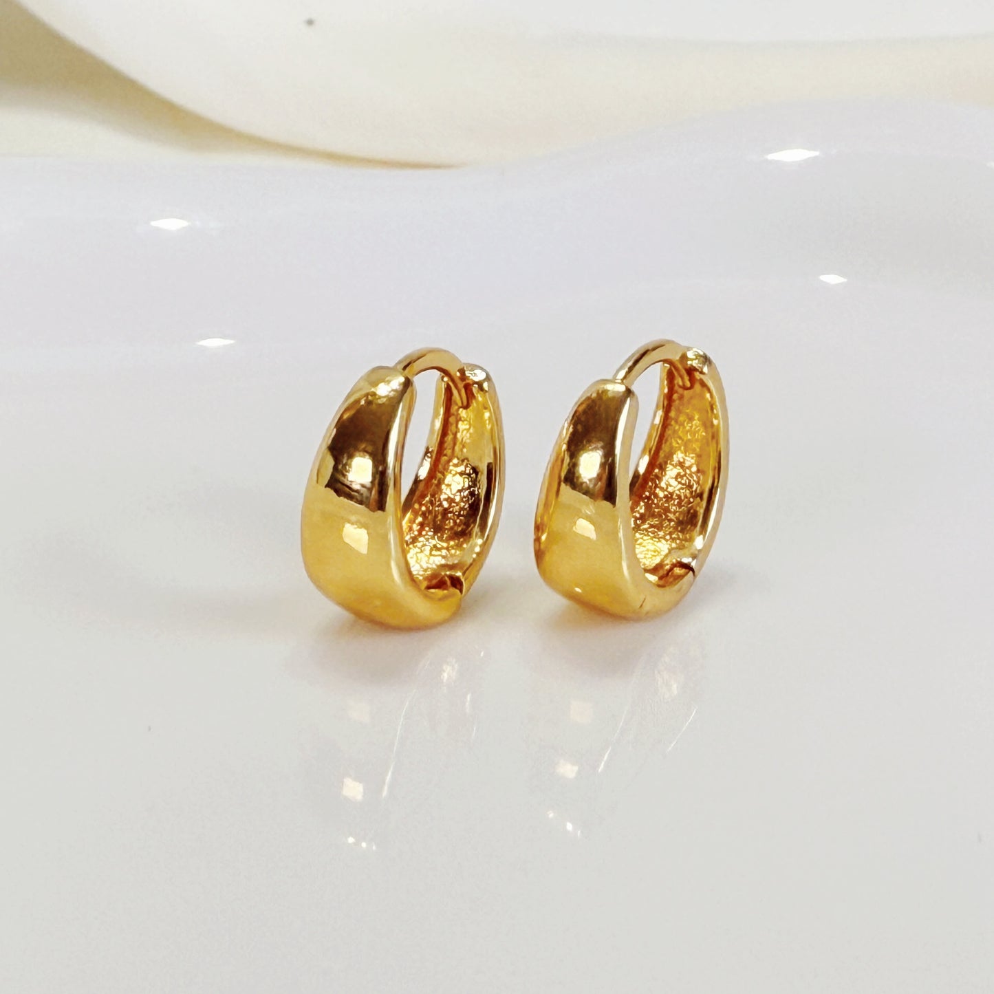 E177 gold thick chunky huggie hoop earrings