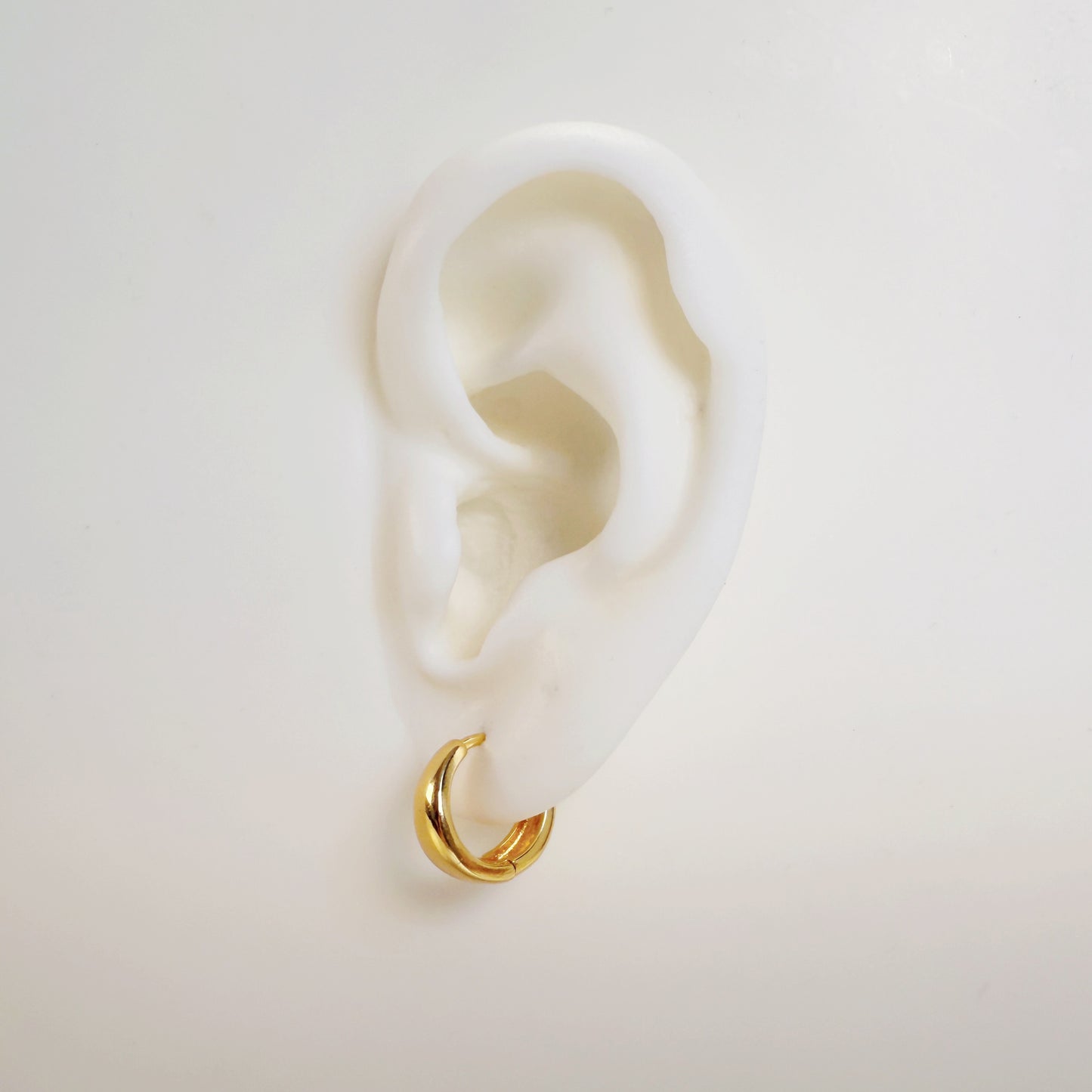 E177 gold thick chunky huggie hoop earrings
