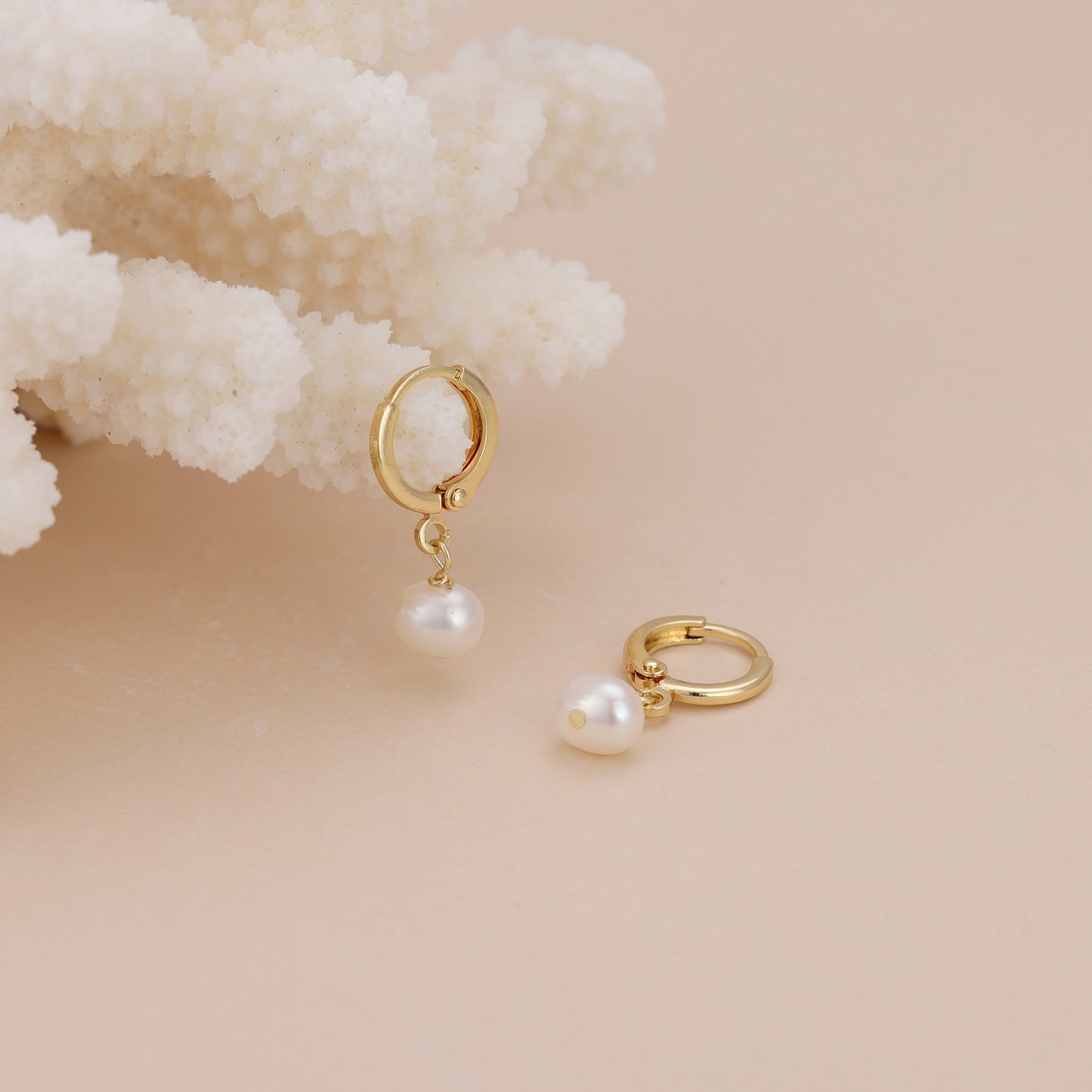 E185 freshwater pearl hoop drop huggie earrings