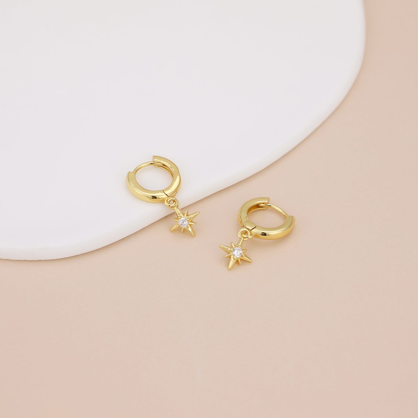 E179 gold starburst dangle earrings