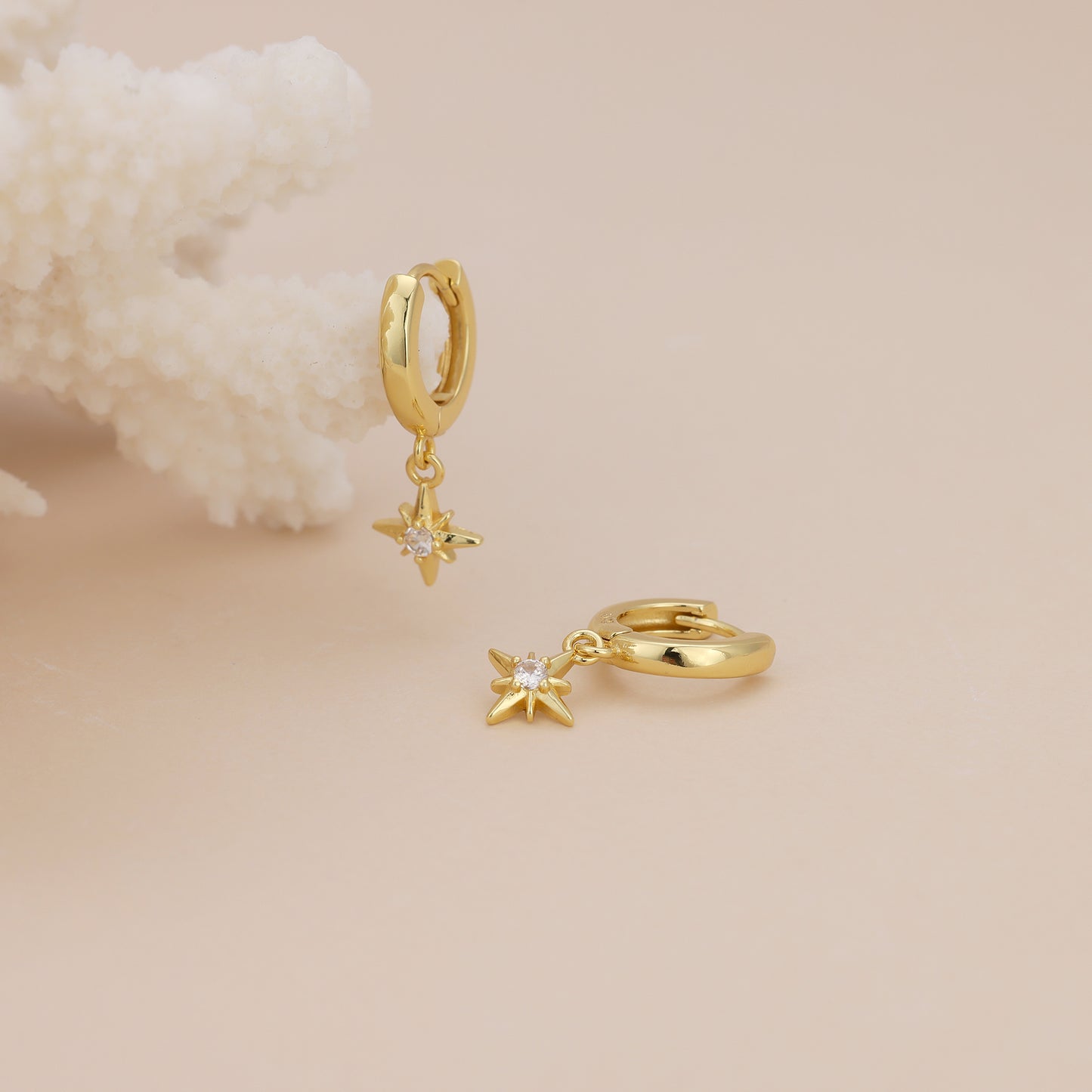 E179 gold starburst dangle earrings