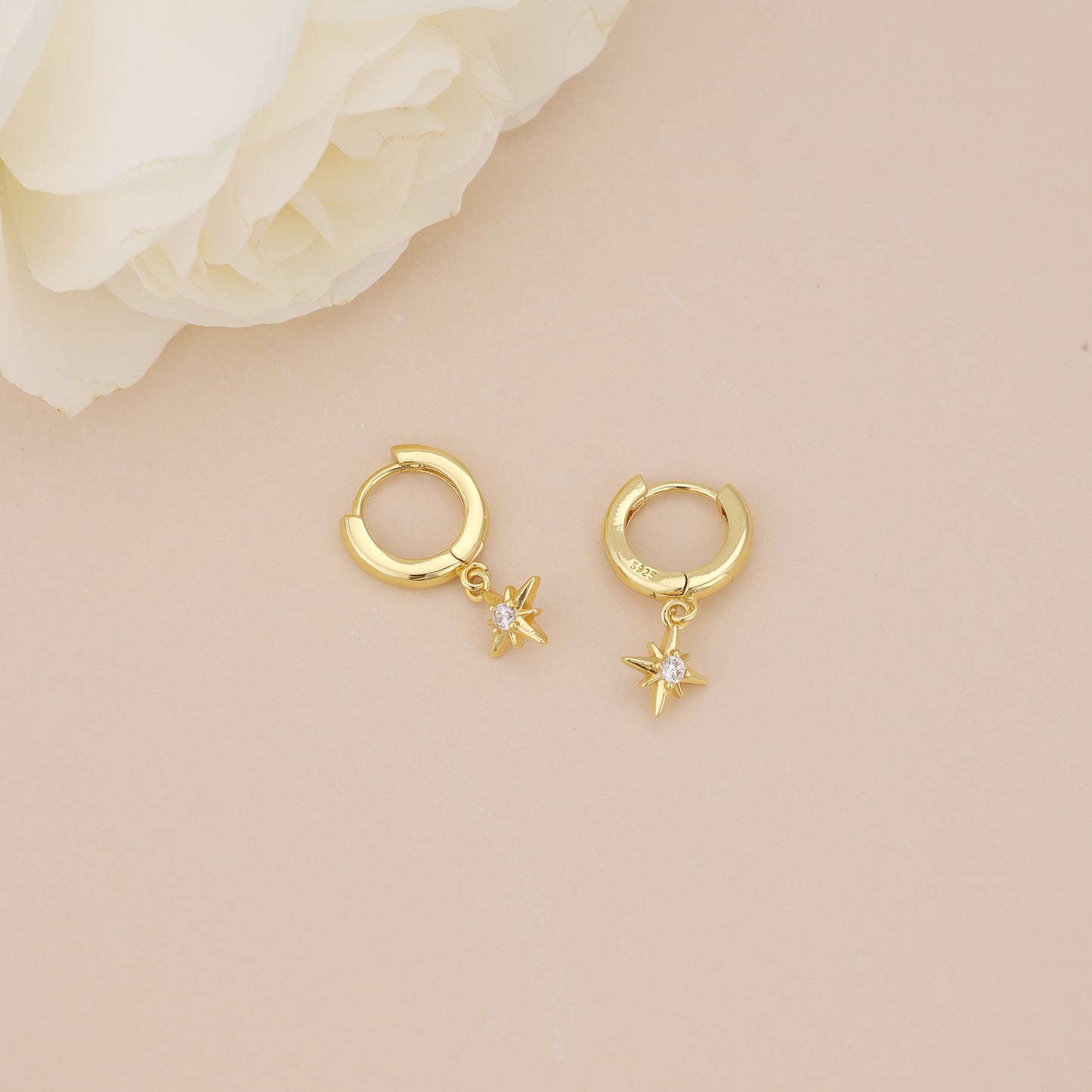 E179 gold starburst dangle earrings