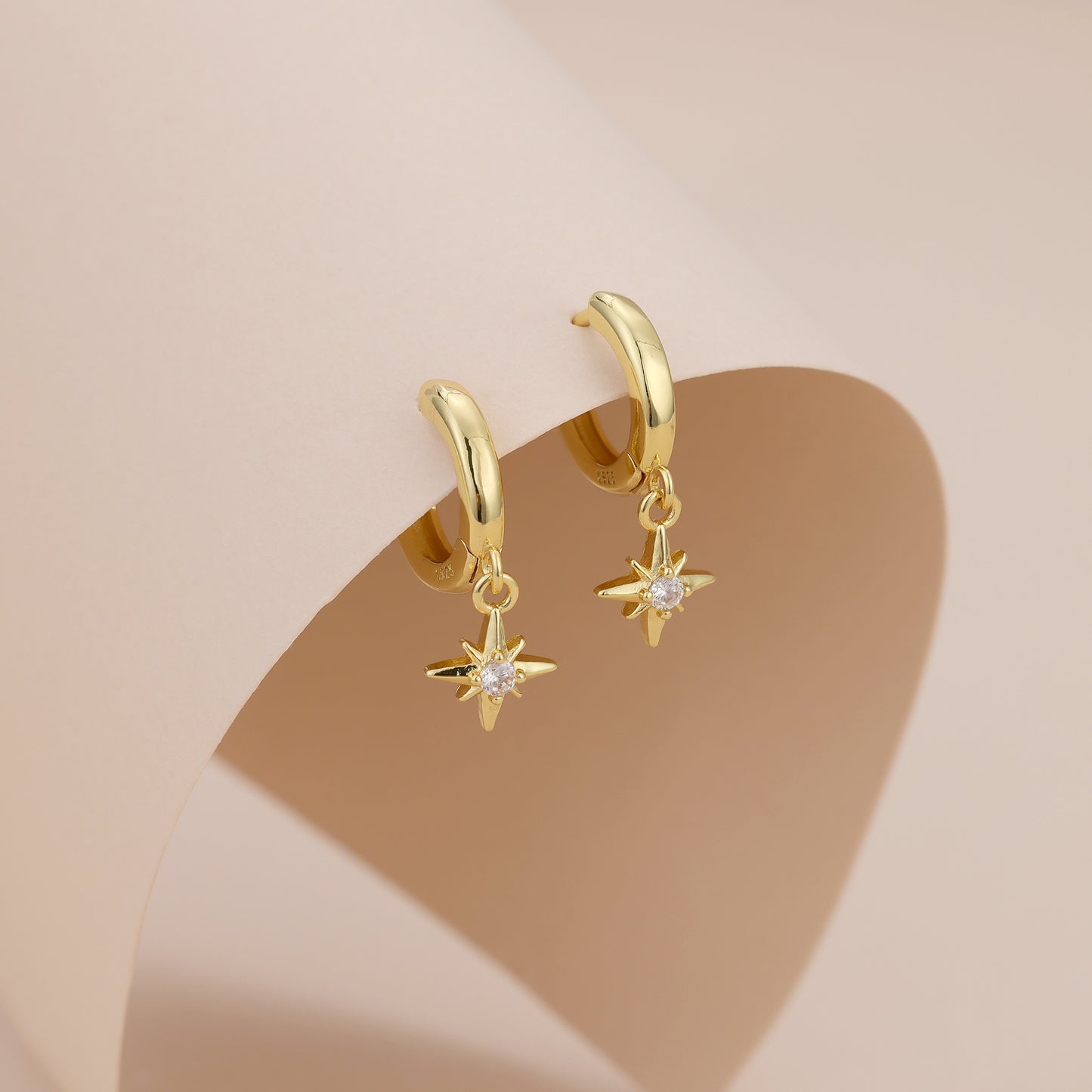 E179 gold starburst dangle earrings