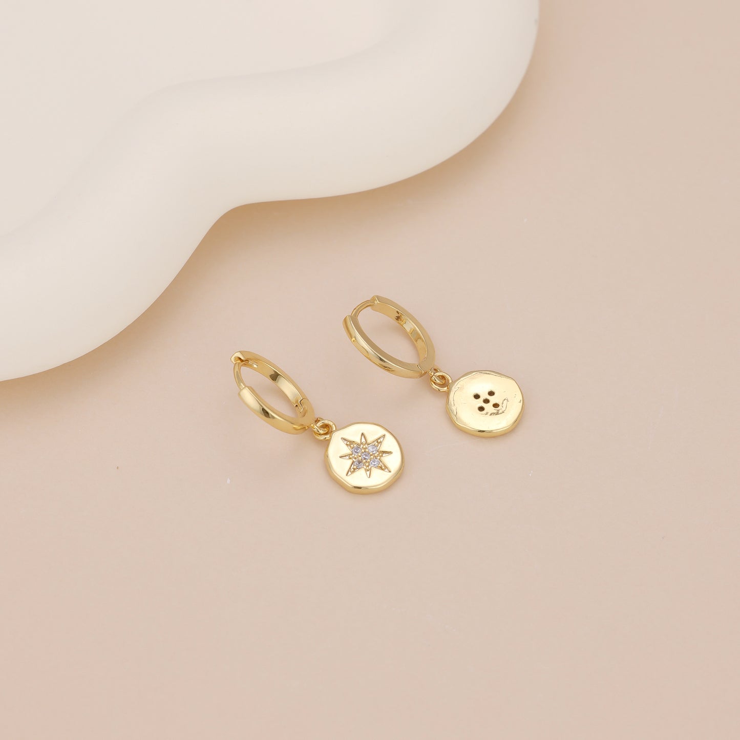E056 gold starburst dangle earrings