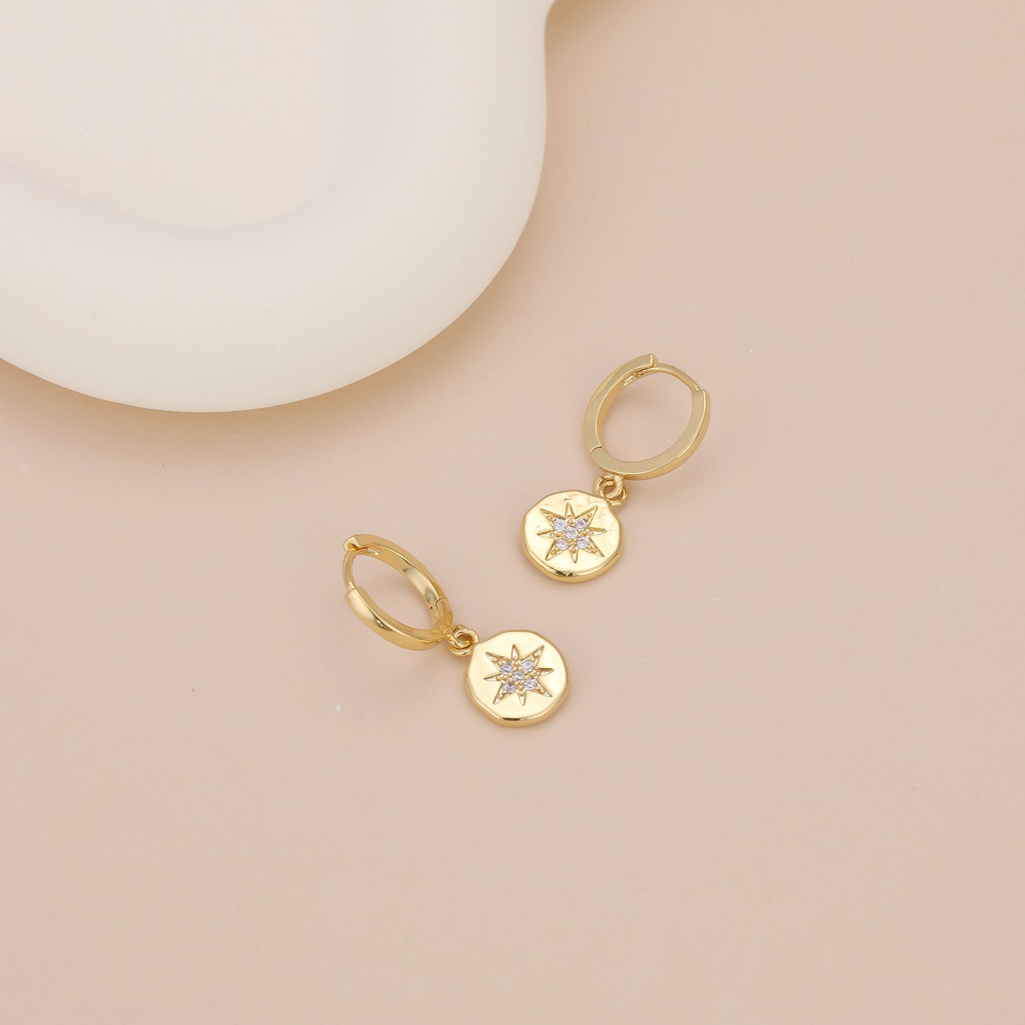 E056 gold starburst dangle earrings