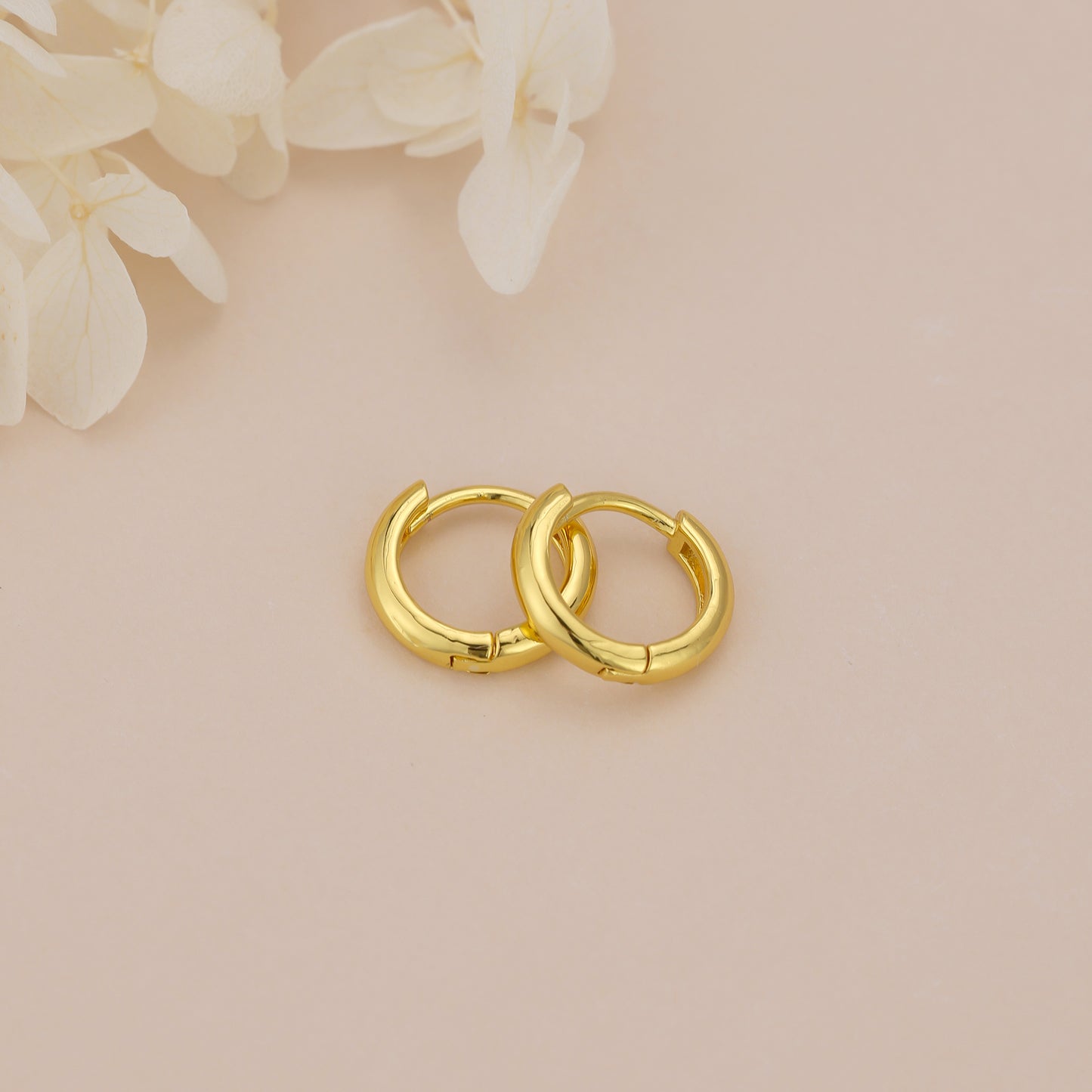 E167 dainty plain huggie hoop earrings