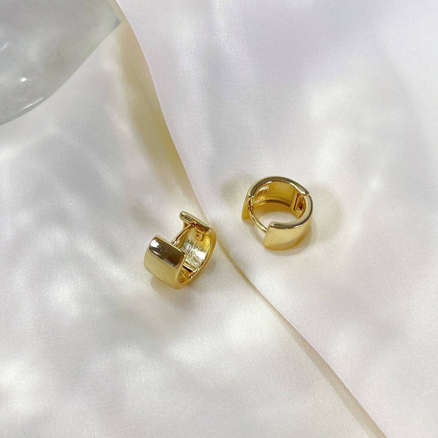 E233 wide huggie hoops, gold wide huggie, gold hoops
