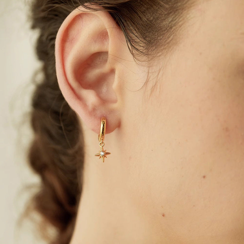 E179 gold starburst dangle earrings
