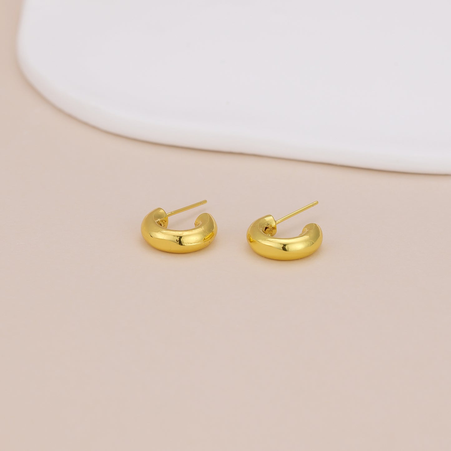 E063 minimalist dainty open huggie earrings