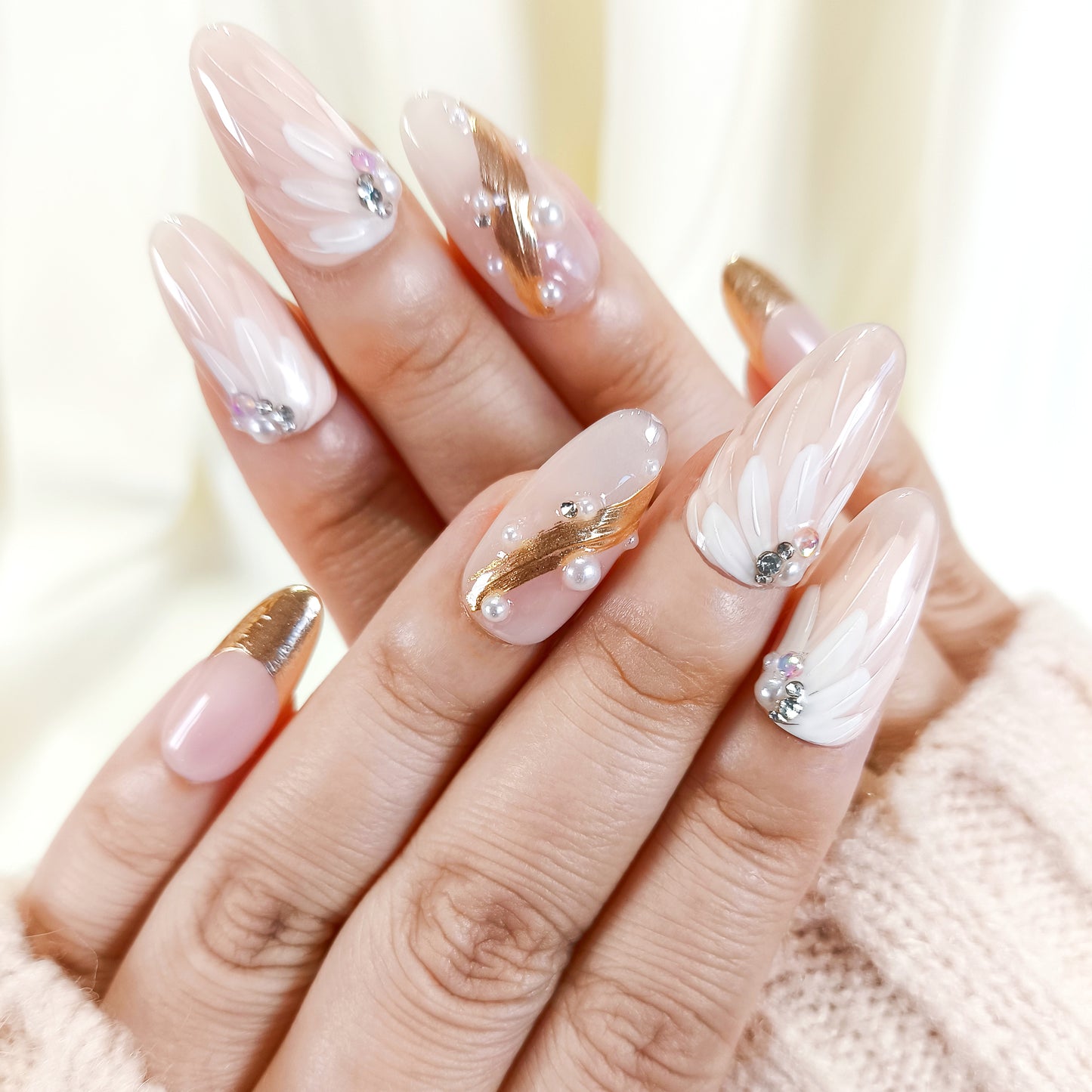 PO130 white flower gold chrome pearl oval press on nails