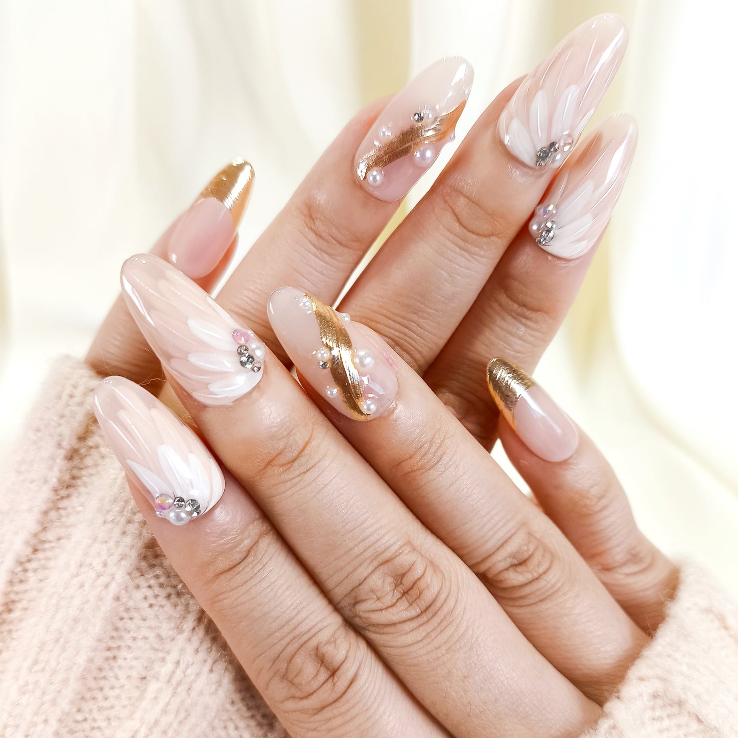 PO130 white flower gold chrome pearl oval press on nails