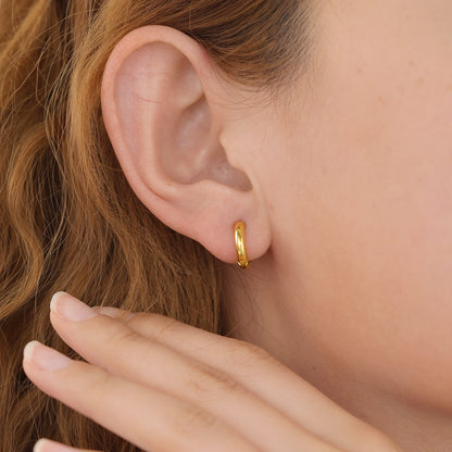 E167 dainty plain huggie hoop earrings