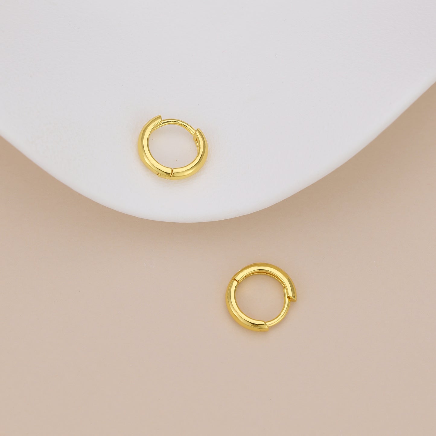 E167 dainty plain huggie hoop earrings