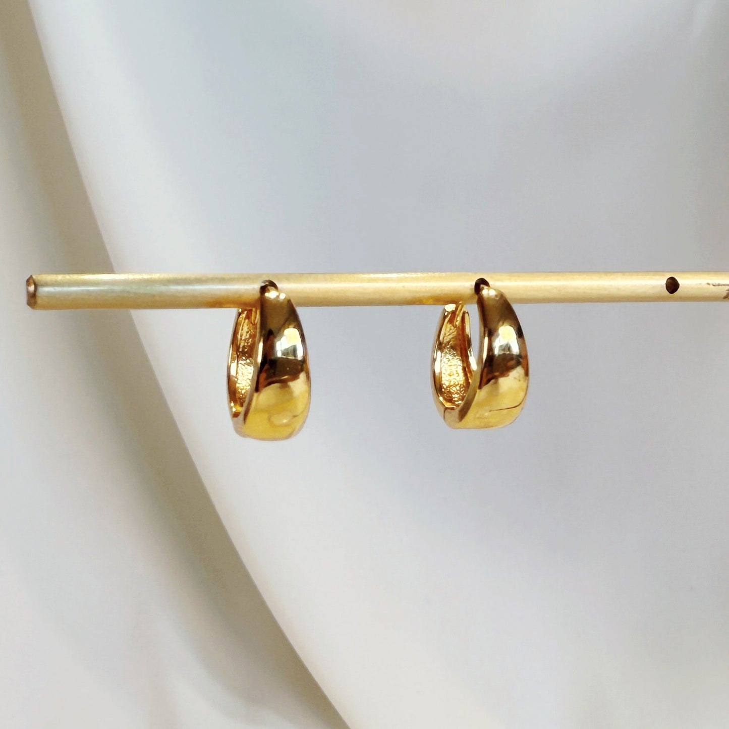 E177 gold thick chunky huggie hoop earrings