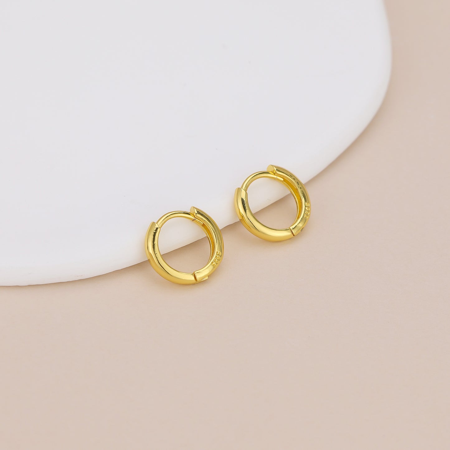 E167 dainty plain huggie hoop earrings