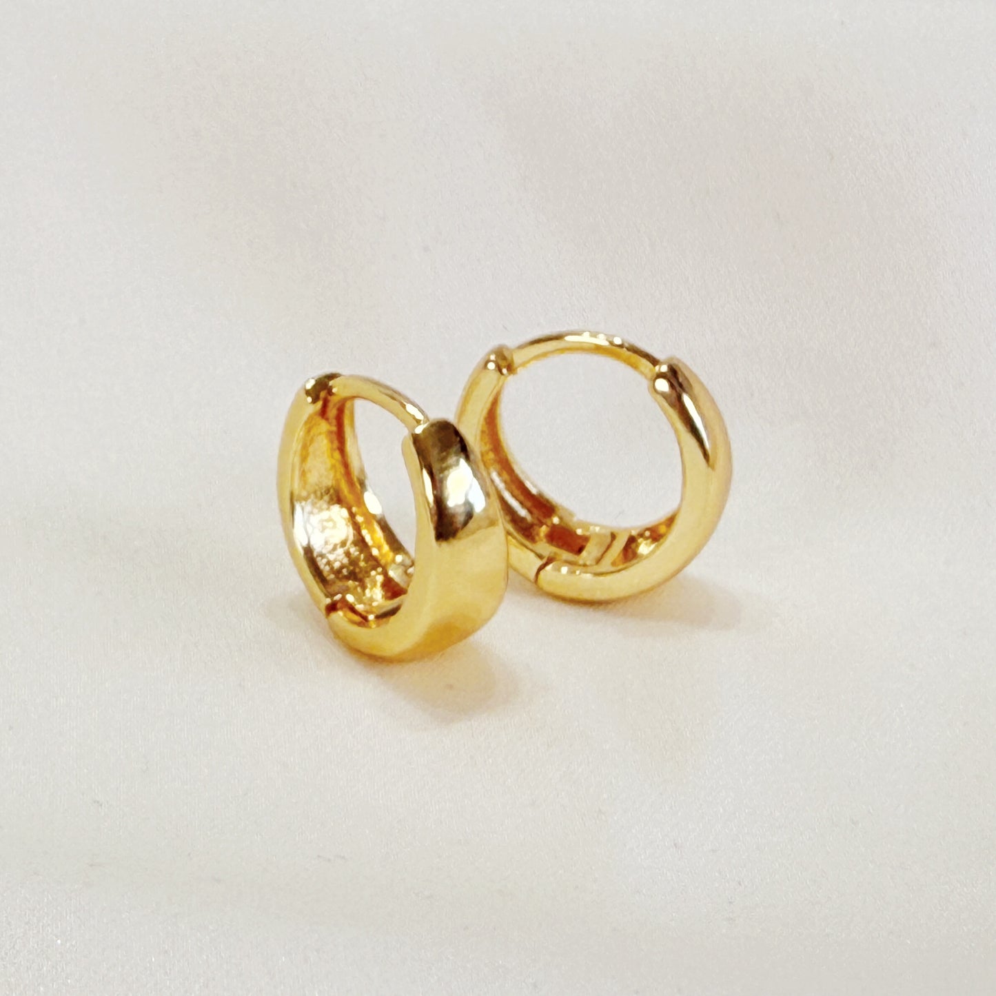 E177 gold thick chunky huggie hoop earrings