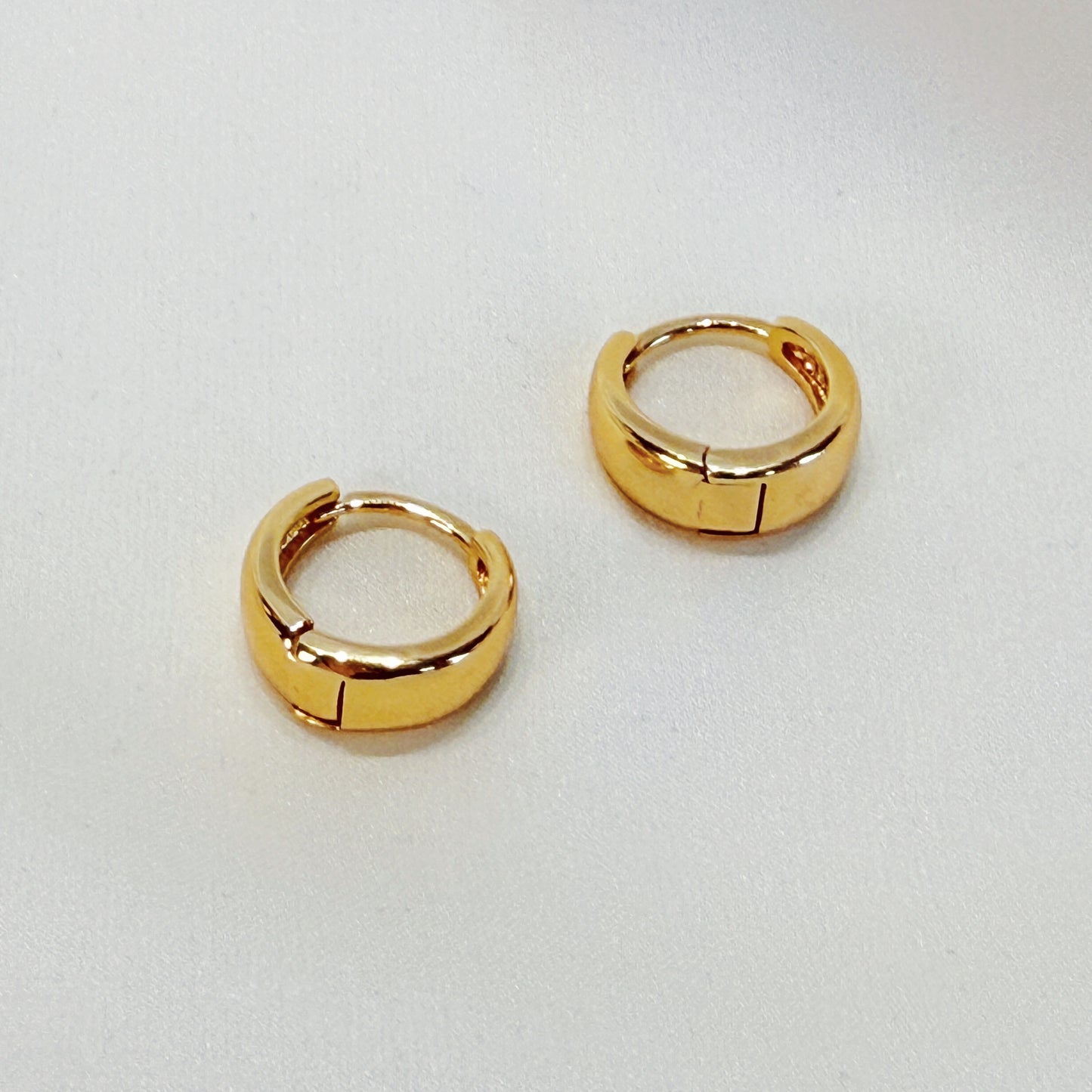 E177 gold thick chunky huggie hoop earrings