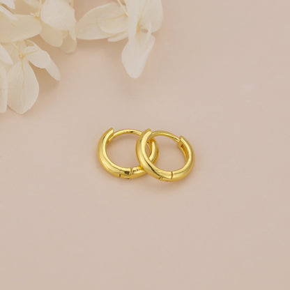 E167 dainty plain huggie hoop earrings