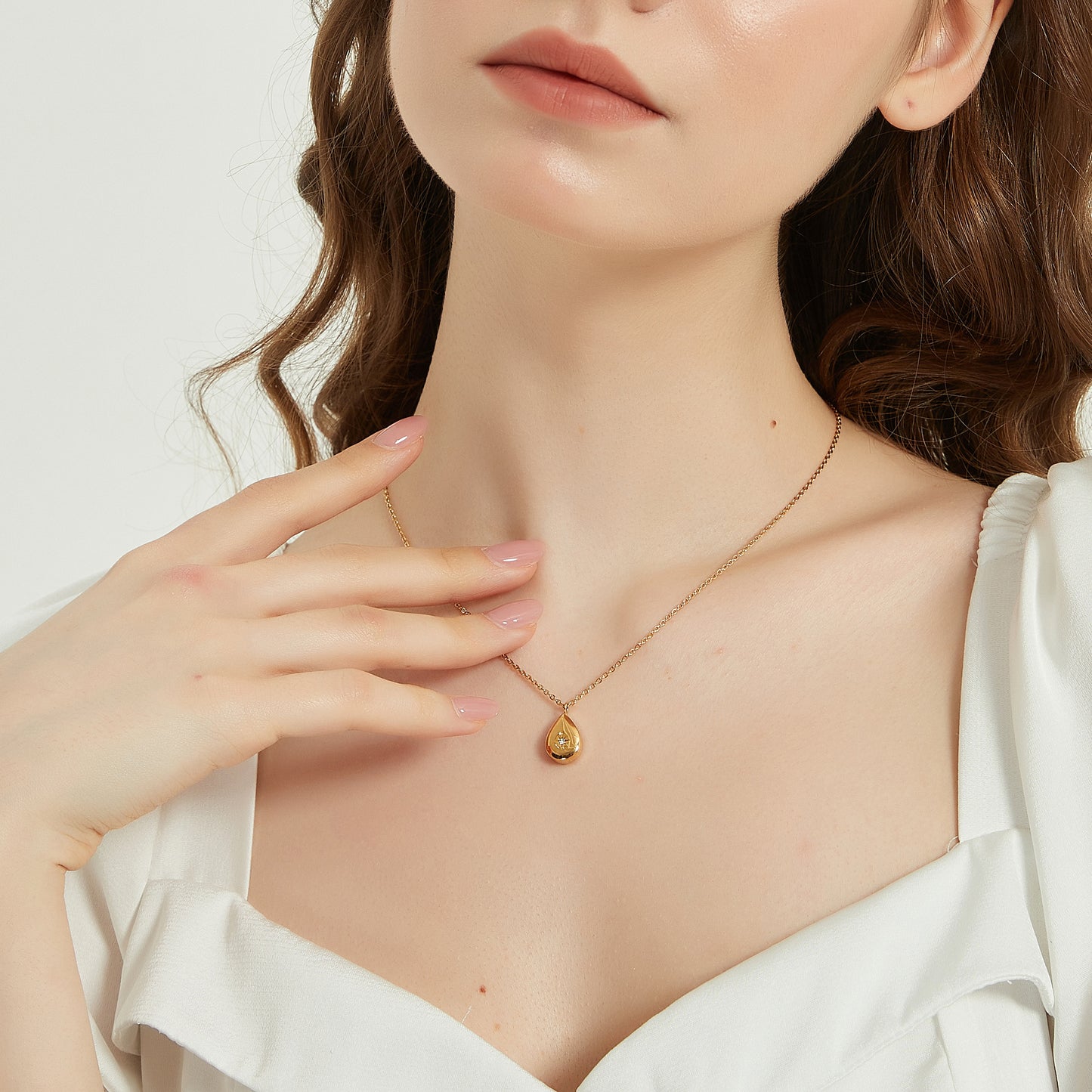 Ceilia gold tear drop pendant necklace