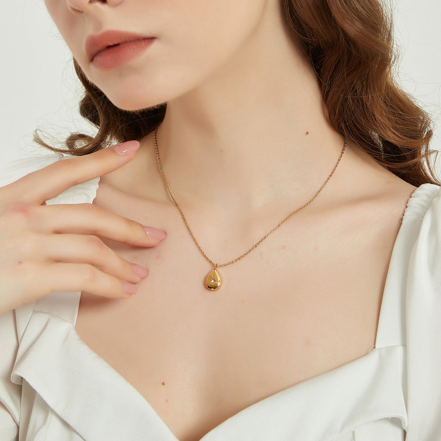 Ceilia gold tear drop pendant necklace