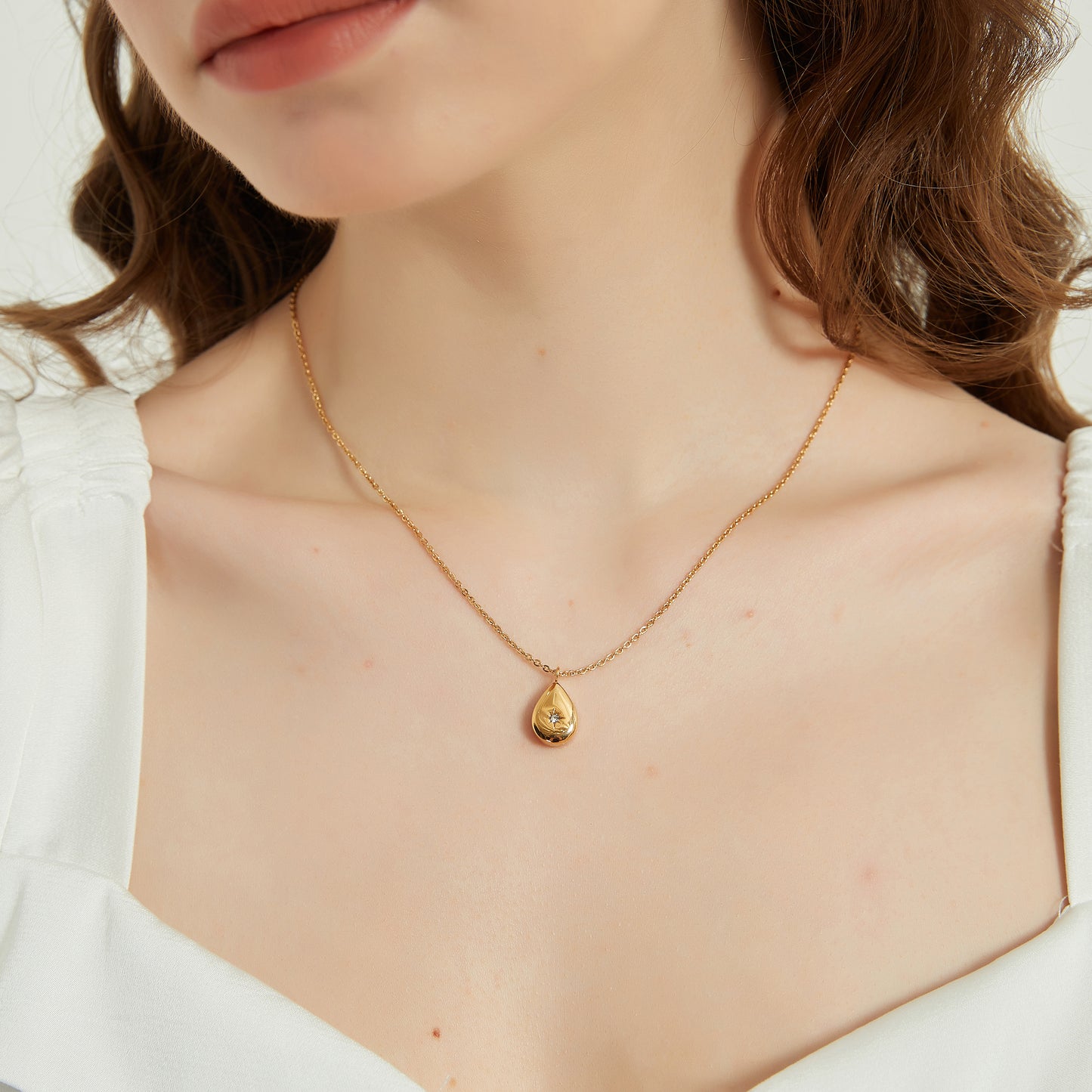Ceilia gold tear drop pendant necklace